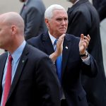 El vicepresidente de Estados Unidos Mike Pence reacciona ante partidarios en Nuevo Hampshire, cerca de su Jefe de Gabinete Marc Short (izquierda) en Concord, Nuevo Hampshire, Estados Unidos. REUTERS/Mike Segar