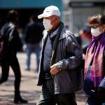 Personas adultas caminan usando tapabocas como medida previentiva para evitar el contagio del coronavirus en una calle de Bogotá, Colombia, 17 de marzo, 2020. REUTERS/Leonardo Muñoz. NO VENTA NO ARCHIVO