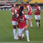 Kelvin Osorio de Independiente Santa Fe celebra después de anotar el primer gol de su equipo durante el partido entre Independiente Santa Fe y Boyacá Chicó por la fecha 16 de la Liga BetPlay DIMAYOR I 2020 jugado en el estadio Estadio Nemesio Camacho El Campin de la ciudad de Bogotá. Foto VizzorImage/ Felipe Caicedo / Staff