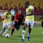 Jorge Aguirre del Bucaramanga disputa el balón con Diego Sánchez del Cúcuta durante partido por la fecha 16 de la Liga BetPlay DIMAYOR I 2020 entre Atlético Bucaramanga y Cúcuta Deportivo jugado en el estadio Alfonso López de la ciudad de Bucaramanga Foto VizzorImage / Jaime Moreno / Cont