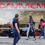 El logo del Banco Davivienda en una de sus oficinas en Bogotá. REUTERS/Luisa González