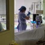 Enfermeras con máscaras y trajes protectores en el hospital Le Bois en Lille, Francia, 28 octubre 2020. REUTERS/Pascal Rossignol