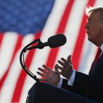 El candidato presidencial demócrata de Estados Unidos y exvicepresidente, Joe Biden, participa en un evento virtual Get Out the Vote con Oprah Winfrey, en Wilmington, Delaware, EEUU. REUTERS/Brian Snyder