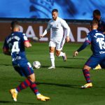 El jugador del Real Madrid Eden Hazard conduce el balón durante el partido de La Liga ante el SD Huesca en el Estadio Alfredo Di Stefano, Madrid, España. 31 octubre 2020. REUTERS/Javier Barbancho