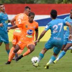 Diomar Diaz de Jaguares disputa el balón con Jairo Palomino de Envigado durante partido por la fecha 17 Liga BetPlay DIMAYOR 2020 entre Jaguares de Córdoba F.C. y Envigado F.C. jugado en el estadio Jaraguay de la ciudad de Montería. Foto VizzorImage / Andres Felipe Lopez / Cont