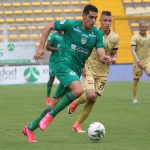 Pablo Sabbag de Equidad disputa el balón con el Rionegro Águilas Doradas durante partido entre La Equidad y Rionegro Águilas Doradas  por la fecha 17 de la Liga BetPlay DIMAYOR I 2020 jugado en el estadio Estadio Metropolitano de Techo de la ciudad de Bogotá Foto VizzorImage/ Felipe Caicedo / Staff