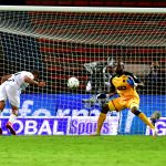 Andrés Mosquera de Deportivo Independiente Medellín no logra detener el cabezazo de Robert Mejia de Once Caldas, al anotar gol de su equipo, durante partido de la fecha 17 entre Deportivo Independiente Medellín y Once Caldas, por la Liga BetPLay DIMAYOR 2020, jugado en el estadio Atanasio Girardot de la ciudad de Medellin. Foto VizzorImage / Luis Benavides / Cont.