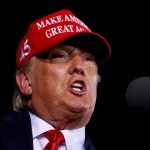 El presidente de Estados Unidos, Donald Trump, se dirige a sus partidarios en un mitin de campaña en Opa-Locka, Florida. Noviembre 2, 2020. REUTERS/Carlos Barria