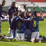Mateo Palacios del Boyacá Chicó celebra después de anotar el primer gol de su equipo durante el partido entre Boyacá Chicó y el Atlético Bucaramanga por la fecha 17 de la Liga BetPlay DIMAYOR I 2020 jugado en el estadio La Independencia de la ciudad de Tunja. Foto VizzorImage/ Macgiver Baron / Contribuidor