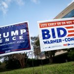 Carteles en respaldo a los candidatos a la presidencia de EEUU, Donald Trump y Joe Biden, en Fairfax, Virginia REUTERS/Al Drago
