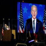 El martes del candidato demócrata a la presidencia, Joe Biden, hablando a sus seguidores en Wilmington, Delaware. Noviembre 3, 2020. REUTERS/Kevin Lamarque