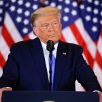 El presidente de EEUU, Donald Trump, habla sobre las elecciones en la Sala Este de la Casa Blanca, en Washington, EEUU. 4 noviembre 2020. REUTERS/Carlos Barria