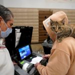 Barton Foley, de 32 años, con su gato "Little Ti Ti" en el hombro, emite su voto el día de las elecciones en la escuela secundaria Ballard en Louisville, Kentucky, EEUU. 3 de noviembre de 2020. REUTERS/Bryan Woolston