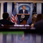 El presidente de Estados Unidos, Donald Trump, habla con reporteros sobre las elecciones presidenciales de 2020 en la Casa Blanca en Washington. EEUU, 5 de noviembre de 2020. REUTERS/Carlos Barria