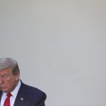 El presidente de EEUU Donald Trump inclina la cabeza REUTERS/Tom Brenner