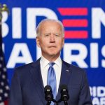 El demócrata Joe Biden logró la presidencia de Estados Unidos, dijeron el sábado Edison Research y varias cadenas de televisión, después de que los votantes rechazaron por poco margen el tumultuoso liderazgo del republicano Donald Trump para abrazar la promesa de un esfuerzo renovado para combatir la pandemia de coronavirus REUTERS/Kevin Lamarque