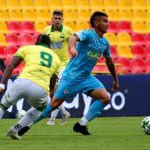 Diego Herazo de Atlético Bucaramanga y Marlon Sierra de Jaguares de Córdoba F. C. disputan el balón, durante partido entre Atlético Bucaramanga y Jaguares de Cordoba F. C., de la fecha 18 por la Liga BetPlay DIMAYOR 2020, jugado en el estadio Alfonso López de la ciudad de Bucaramanga Foto  VizzorImage / Jaime Moreno / Cont.