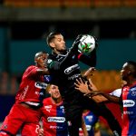 José Estupiñán de Deportivo Independiente Medellín y Gerardo Ortiz de Once Caldas disputan el balon, durante partido Deportivo Independiente Medellín y Once Caldas, por la Liga BetPLay DIMAYOR 2020, Foto VizzorImage / Luis Benavides / Cont.