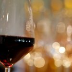 Una copa de vino francés en el Chateau du Pavillon, Sainte-Croix-Du-Mont. Francia, REUTERS/Regis Duvignau