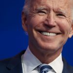 El presidente electo de Estados Unidos, Joe Biden, sonríe cuando le preguntan si ya ha hablado con el presidente de Estados Unidos, Donald Trump, mientras se enfrenta a los reporteros durante una breve conferencia de prensa en Wilmington, Delaware, Estados Unidos. 10 de noviembre de 2020. REUTERS/Jonathan Ernst