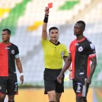 David Rodríguez, árbitro, muestra la tarjeta roja a Hanyer Mosquera del Cúcuta deportivo  Foto VizzorImage / Ricardo Vejarano / Cont