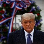 El presidente de Estados Unidos, Donald Trump, durante una ceremonia en el Cementerio Nacional de Arlington por el Día de los Veteranos, en Virginia, EEUU, Noviembre 11, 2020. REUTERS/Carlos Barría