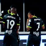Yerson Candelo de Atlético Nacional, celebra el gol anotado a Alianza Petrolera con sus compañeros de equipo, durante partido Alianza Petrolera y Atlético Nacional, de la fecha 19 por la Liga BetPlay DIMAYOR 2020 en el estadio Daniel Villa Zapata de Barrancabermeja. Foto VizzorImage / José D. Martinez / Cont.