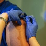 "Es probable que Pfizer ofrezca algunas dosis a los países en desarrollo en las próximas semanas a través de la alianza global COVAX (liderada por la OMS), pero esta podría ser una fracción muy pequeña de las vacunas producidas", aseguró Global Justice Now. (Muhammed Enes Yıldırım - Agencia Anadolu)