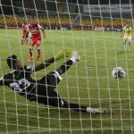 Patricio Cuchi del Santa Fe dispara para anotar el primer gol de su equipo durante partido por la fecha 20 de la Liga BetPlay DIMAYOR I 2020 entre Atlético Bucaramanga e Independiente Santa Fe jugado en el estadio Alfonso Lopez de Bucaramanga Foto VizzorImage / Jaime Moreno / Cont