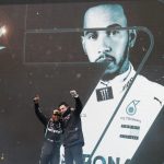 El piloto de Mercedes Lewis Hamilton celebrando con el jefe de equipo Toto Wolff tras ganar el Gran Premio de Turquía y sumar su séptimo título del mundo en la F1. Pool via REUTERS/Murad Sezerer