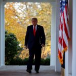 El presidente de Estados Unidos, Donald Trump, camina por la columnata del ala oeste desde la Oficina Oval hasta el Rose Garden REUTERS / Carlos Barria