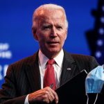 El presidente electo de EEUU, Joe Biden, concluye sus comentarios a los periodistas luego de una reunión en línea con miembros del comité ejecutivo de la Asociación Nacional de Gobernadores (NGA) en Wilmington, Delaware. El 19 de noviembre de 2020. REUTERS/Tom Brenner