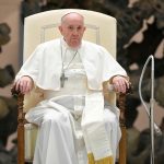 El papa Francisco asistiendo a una audiencia general semanal en el Aula Pablo VI en El Vaticano. Vatican Media/Handout via REUTERS