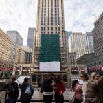 Varias personas, algunas con mascarillas, visitan la explanada frente al Rockefeller Center en Nueva York. Noviembre 21, 2020. REUTERS/Jeenah Moon