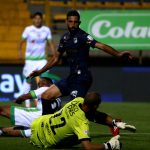 David Camacho de La Equidad y David Gonzalez, Hernan Menosse de Deportivo Cali, disputan el balon durante partido entre La Equidad y Deportivo Cali, de los Cuartos de Final Ida por la Liga BetPlay DIMAYOR 2020, jugado en el estadio Metropolitano de Techo Foto VizzorImage / Daniel Garzon / Cont.