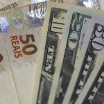 Billetes de reales brasileños y dólares estadounidenses en una casa de cambio REUTERS/Ricardo Moraes