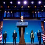 El presidente electo Joe Biden junto a sus candidatos para su equipo de seguridad nacional en su sede de transición en el Teatro Queen en Wilmington, Delaware, Estados Unidos. 24 de noviembre de 2020. (De izquierda a derecha), Antony Blinken para secretario de Estado; Jake Sullivan para asesor de seguridad nacional; Alejandro Mayorkas para secretario de Seguridad Nacional; Avril Haines para directora de Inteligencia Nacional; John Kerry para enviado especial para el cambio climático, y para embajadora ante las Naciones Unidas, Linda Thomas-Greenfield, junto a la vicepresidenta electa Kamala Haris.  REUTERS/Joshua Roberts