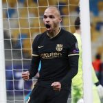Martin Braithwaite celebra tras anotar en el triunfo del Barcelona sobre Dínamo de Kiev. 24 noviembre de 2020. REUTERS/Valentyn Ogirenko