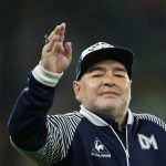 Diego Maradona, saluda antes del partido frente a Boca Juniors por la Superliga, en Buenos Aires, REUTERS/Agustín Marcarián