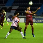 Dany Rosero de Atlético Junior y Guillermo Celis de Deportes Tolima disputan el balón, durante partido entre Atlético Junior y Deportes Tolima, de los Cuartos de Final Ida por la Liga BetPlay DIMAYOR 2020 jugado en el estadio Metropolitano Roberto Melendez de la ciudad de Barranquilla Foto VizzorImage / Jairo Cassiani / Cont.