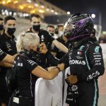 El piloto británico de Fórmula 1 Lewis Hamilton celebra junto a compañeros de la escudería Mercedes su primer puesto en la clasificación para el Gran Premio de Baréin en el circuito Sakhir de Baréin, el 28 de noviembre de 2020. Pool vía REUTERS/Hamad I Mohammed