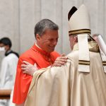 El Papa Francisco saluda a Mario Grech de Malta durante una ceremonia del consistorio en la Basílica de San Pedro en el Vaticano, el 28 de noviembre de 2020. Medios del Vaticano / Folleto vía REUTERS ATENCIÓN EDITORES, ESTA IMAGEN FUE PROPORCIONADA POR UN TERCERO.