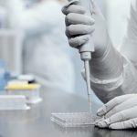 Un investigador trabaja en un laboratorio dirigido por Moderna Inc., quien dijo que su vacuna experimental era un 94,5% eficaz en la prevención de COVID-19 basado en los datos provisionales de un ensayo clínico de fase avanzada, en una imagen fija sin fecha del vídeo. Moderna Inc/Handout a través de REUTERS.