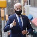 El presidente electo de Estados Unidos, Joe Biden, hace un gesto a periodistas a su llegada al acto en el que anunciará a sus nominados y designados para servir en su equipo de política económica en su sede de transición en Wilmington, Delaware, Estados Unidos. REUTERS/Leah Millis