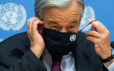 El secretario general de Naciones Unidas, Antonio Guterres, se ajusta la máscara antes de salir de una conferencia de prensa en la sede de la ONU en Nueva York.REUTERS/Eduardo Muñoz