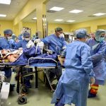 Varios miembros del personal médico en trajes protectores trasladan a un paciente de 18 años con COVID-19 a una unidad de cuidados intensivos del hospital San Raffaele durante el brote de la enfermedad coronavirus (COVID-19) en Milán, Italia. REUTERS/Flavio Lo Scalzo