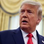 El presidente de Estados Unidos, Donald Trump, responde a una pregunta de un periodista después de una ceremonia de entrega de medallas en la Oficina Oval de la Casa Blanca en Washington, Estados Unidos. REUTERS/Jonathan Ernst