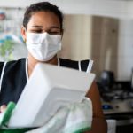 Las empleadas domesticas deben de usar tapaboca y Gorro al hacer los alimentos