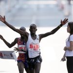 Kibiwott Kandie cruza la línea de meta después de pasar al ugandés Jacob Kiplimo en el último momento para ganar la anual "Carrera de Sao Silvestre". Sao Paulo, Brasil.REUTERS/Amanda Perobelli