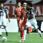 Duvan Vergara del América y Fabian Viafara del Junior durante partido por la semifinal ida como parte de la Liga BetPlay DIMAYOR 2020 entre América de Cali y Atlético Junior jugado en el estadio Pascual Guerrero de Cali. Foto VizzorImage / Gabriel Aponte / Staff